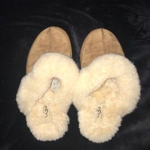 UGG SLIDE ON SHOES
